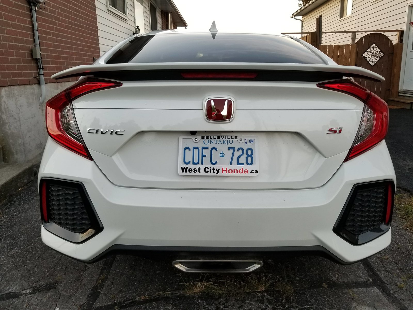 Honda Civic 10th gen Need help finding a vendor for the Red H badges for a coupe. 23633286_829372897222241_1179800426_o